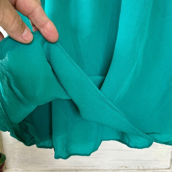 PARKER, WOMENS MINI DRESS. DOLMAN SLEEVE WITH RUCHING. V-NECK WITH SNAP. SIZE XS - Picture 5 of 8